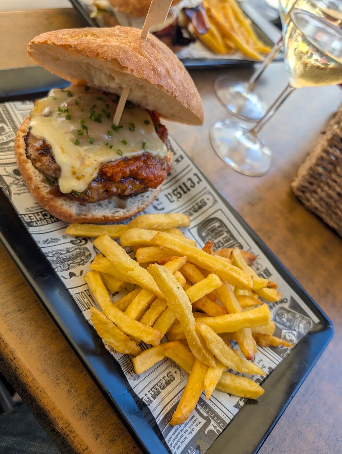 Hamburguesa artesana recién preparada en Hamburguesería Tàstum