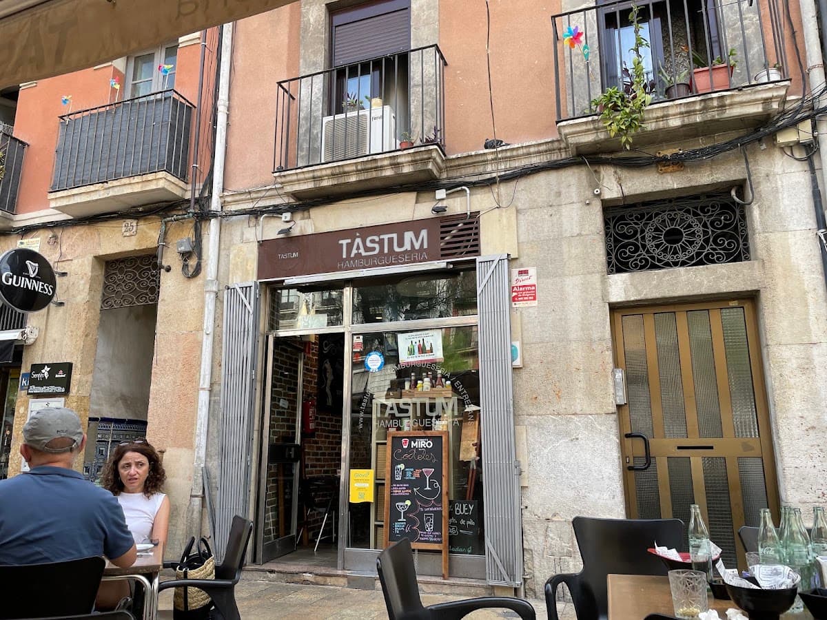 Bebidas y cerveza servidas en la barra de Hamburguesería Tàstum